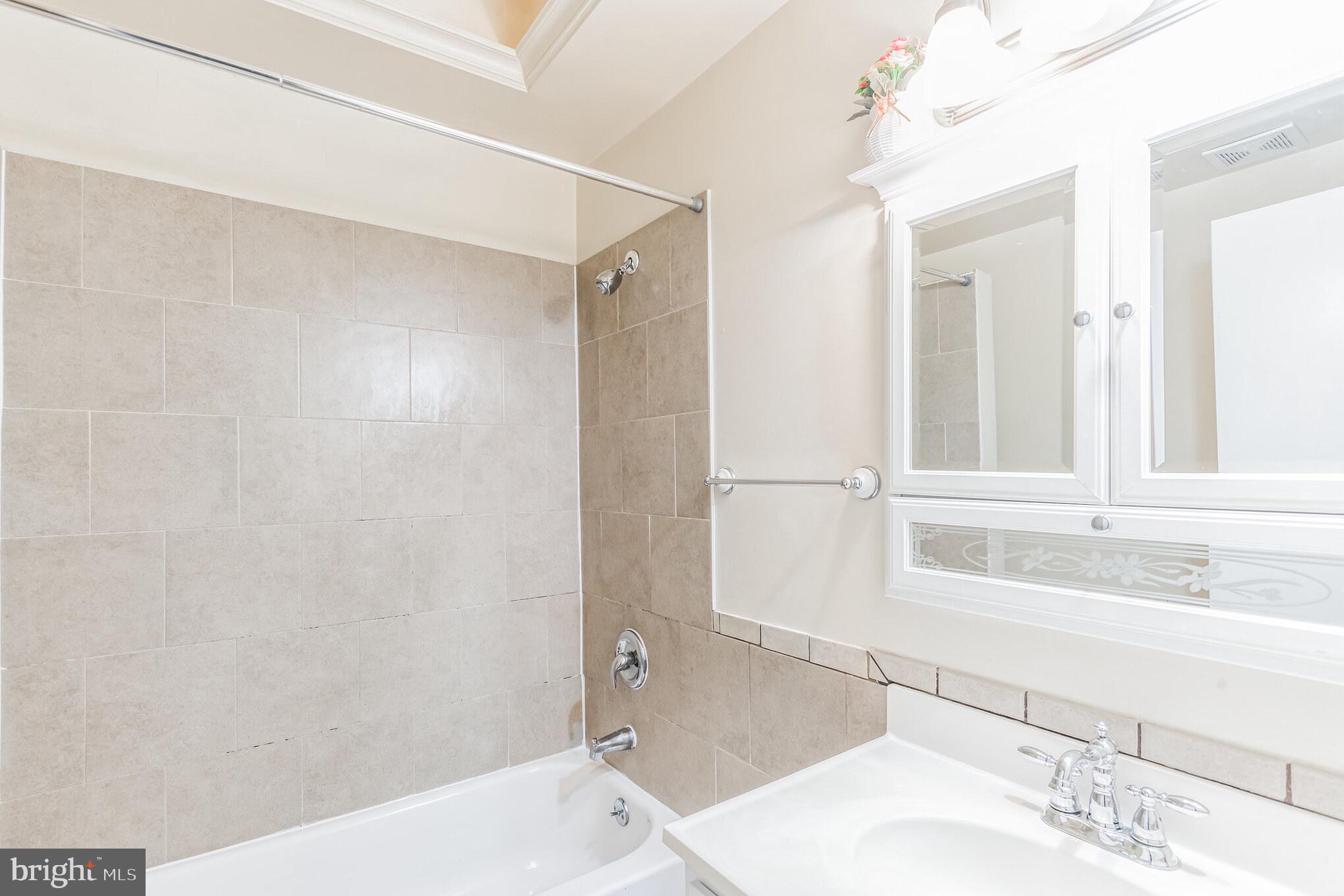 LAURELTON - Residential