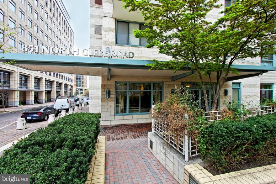1br 1bath END UNIT condo in the heart of Ballston with views! Move-in ready, OPEN kitchen, WALK-IN closet, STEPS to the Metro. Upscale amenities include resort-like rooftop pool, gym,locker room, 24-hour concierge, library, business cntr, party room, & theater! Includes Garage Parking, bike storage. Walk to restaurants, shopping, transportation, bike trails.The best of Arlington outside your door!