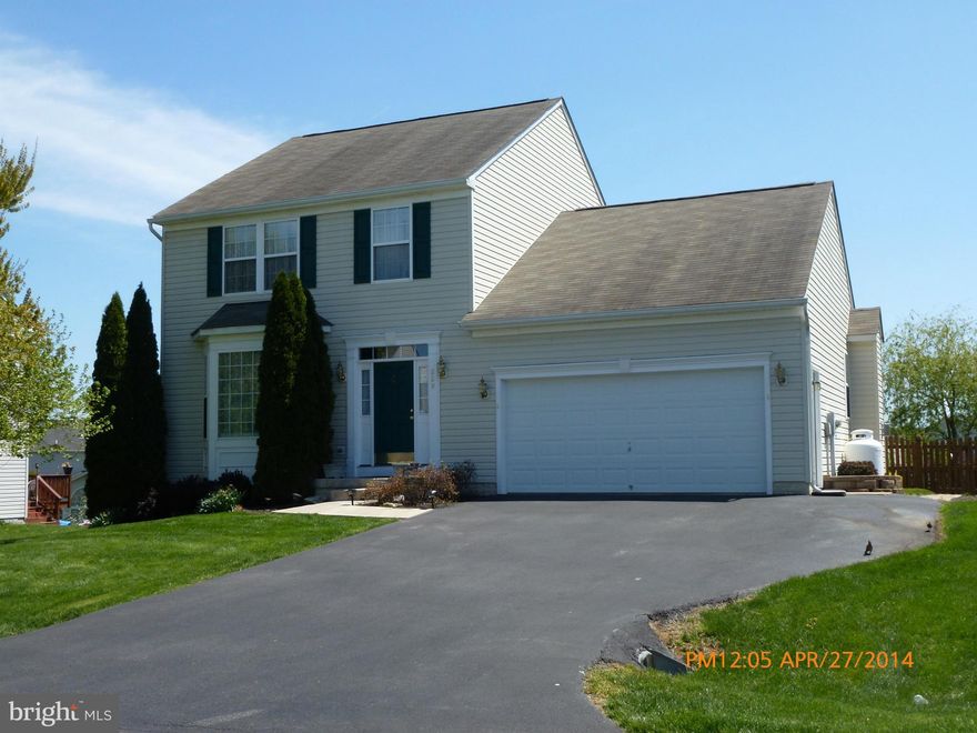 Charming well kept home, move in ready.  Main level w/ HW floors, formal family room w/ gas FP, country kitchen w/ breakfast nook, formal dining room, lovely living room & half bath.  Upper level w/ owner's BR suite w/ full bath & walk in closet & 2 more BRs & 2nd full bath.  Lower level w/ spacious informal family room, office/den & storage area.   Mature landscaping, convenient commuter location