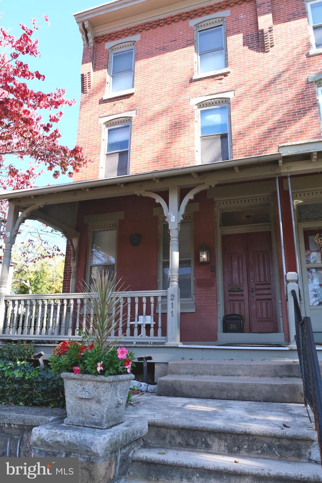 211 E FREEDLEY STREET