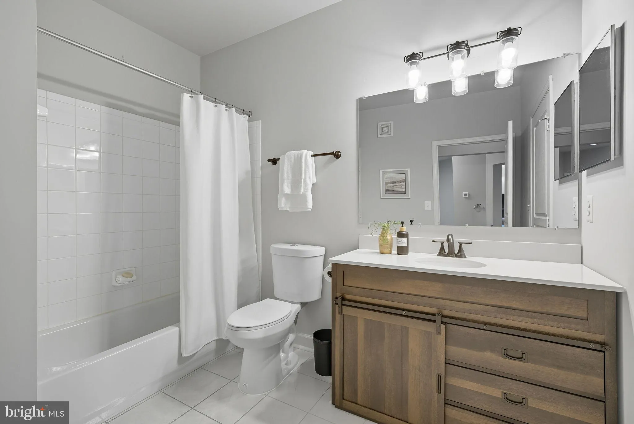 Reston, Virginia 20190, United States, 2 Bedrooms Bedrooms, ,2 BathroomsBathrooms,Residential,Pending,214265