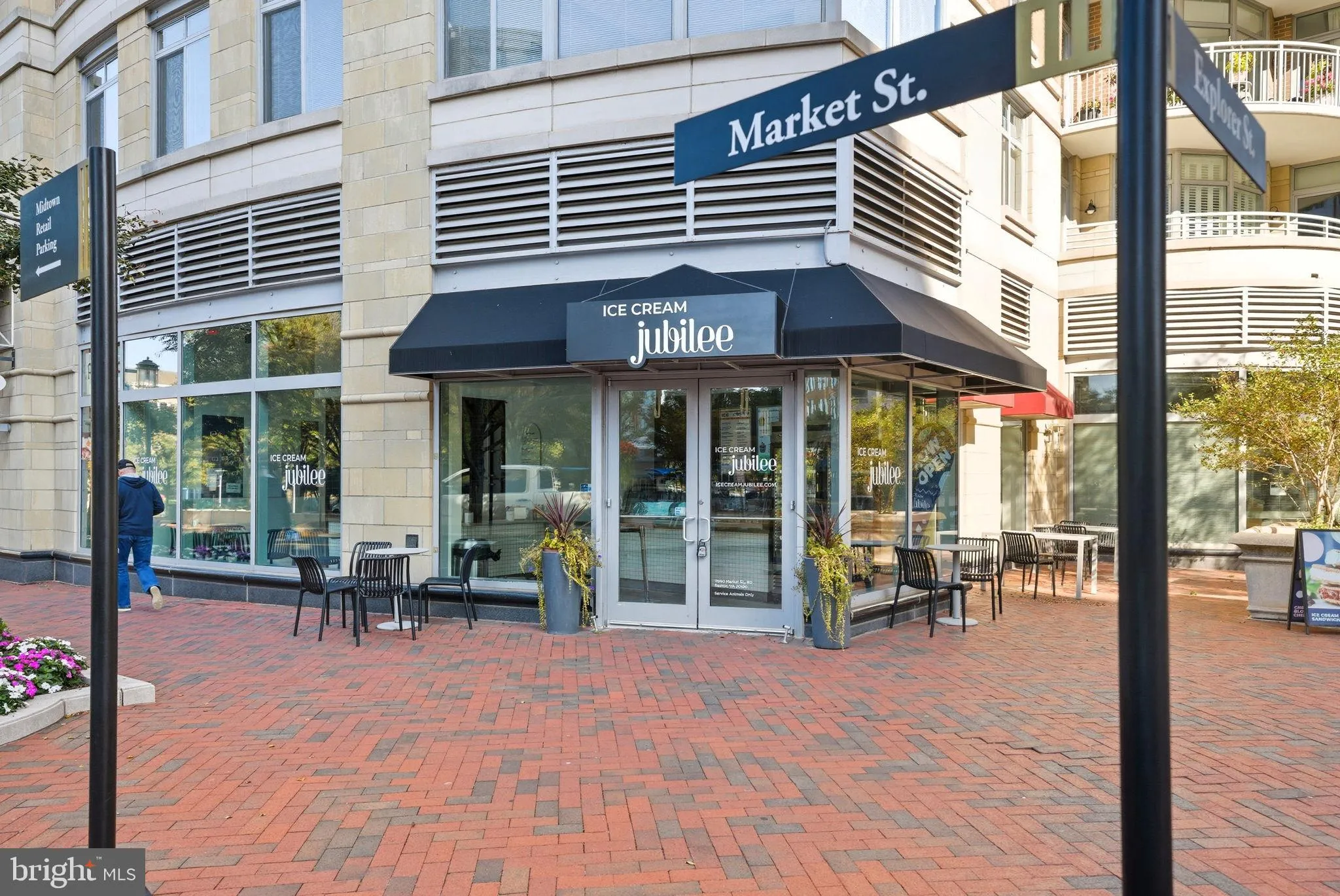 Reston, Virginia 20190, United States, 2 Bedrooms Bedrooms, ,2 BathroomsBathrooms,Residential,Pending,214265