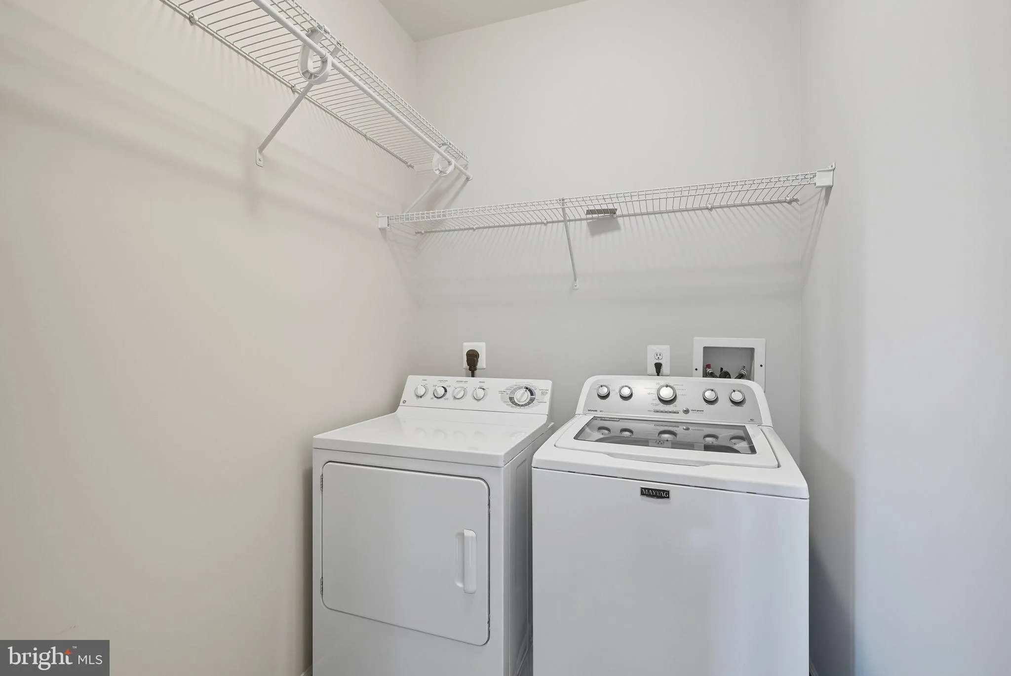 Reston, Virginia 20190, United States, 2 Bedrooms Bedrooms, ,2 BathroomsBathrooms,Residential,Pending,214265