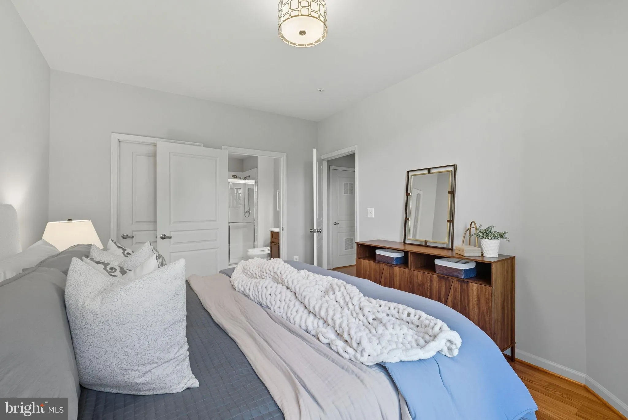 Reston, Virginia 20190, United States, 2 Bedrooms Bedrooms, ,2 BathroomsBathrooms,Residential,Pending,214265