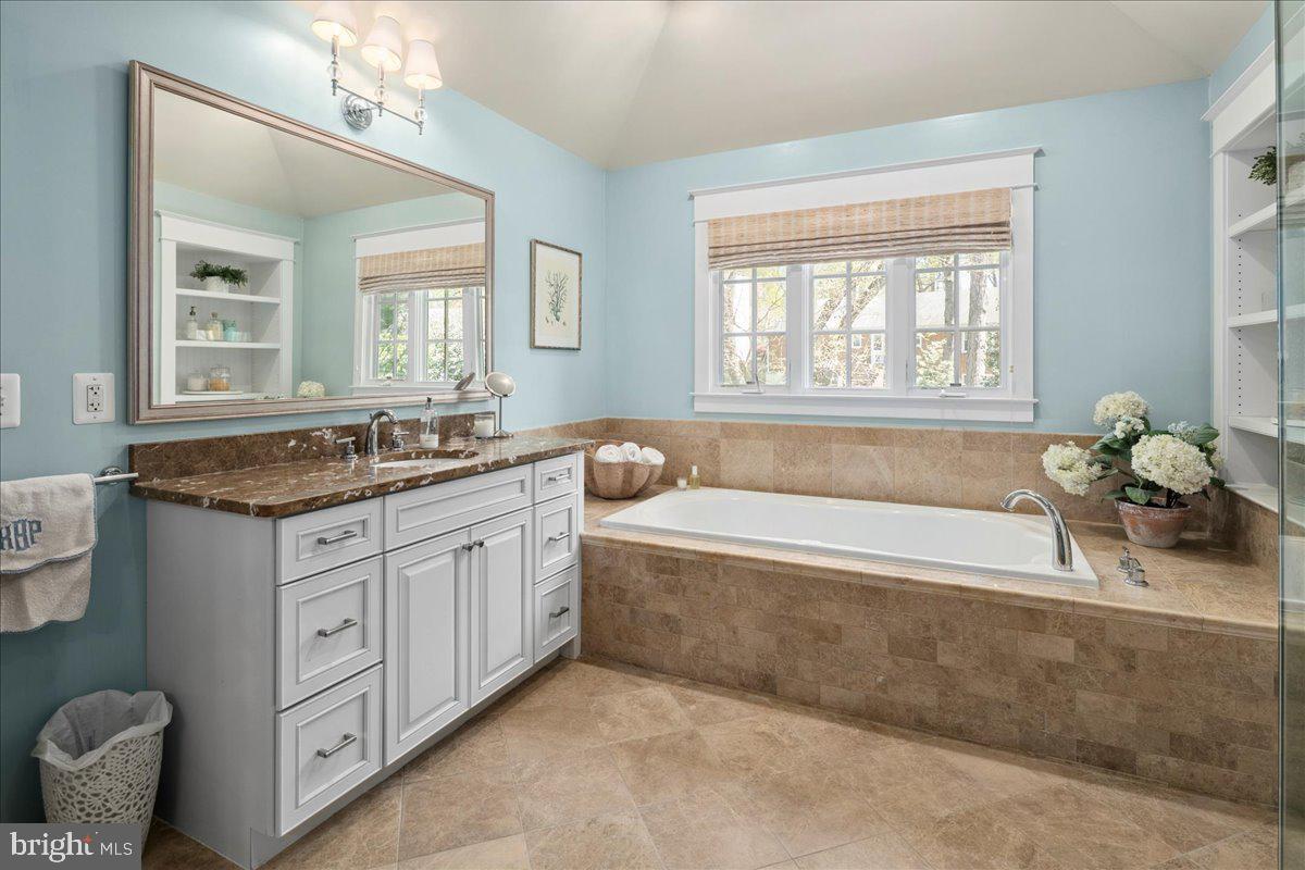 GOLF CLUB MANOR - Residential