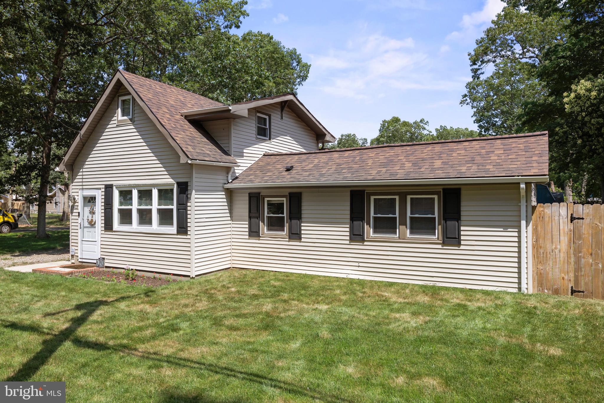 1402 E LAKESHORE DRIVE