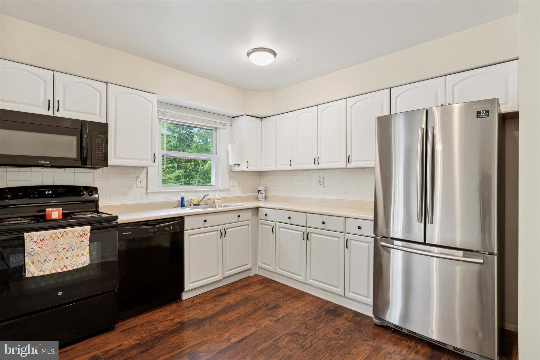 LARKIN KNOLL - Residential