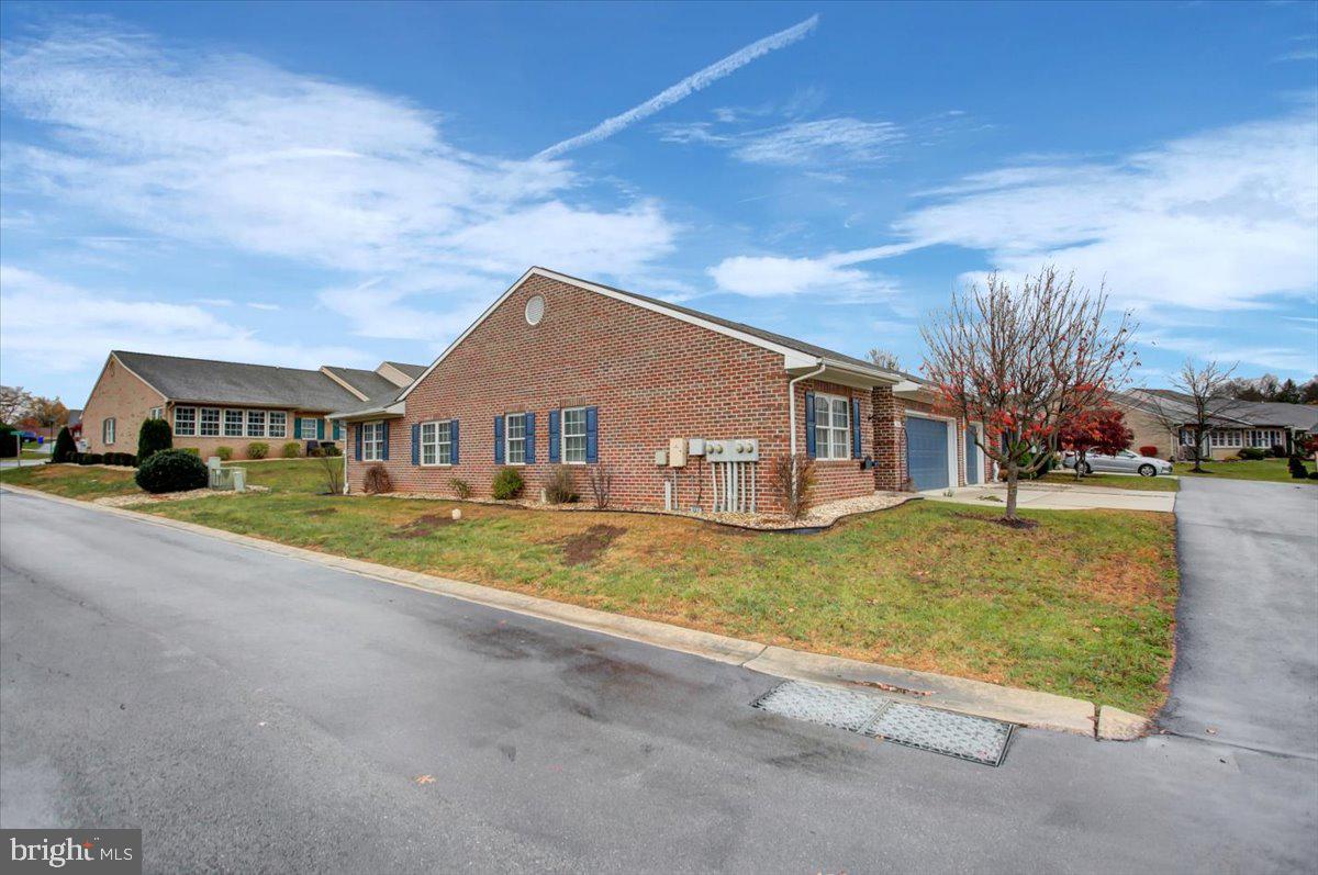 SUMMERLAND MANOR - Residential