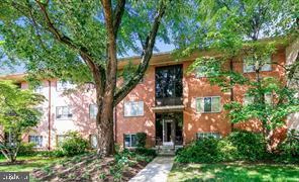 Photo of 10404 Rockville Pik Pike #401, ROCKVILLE, MD 20852 (MLS # MDMC2203318)