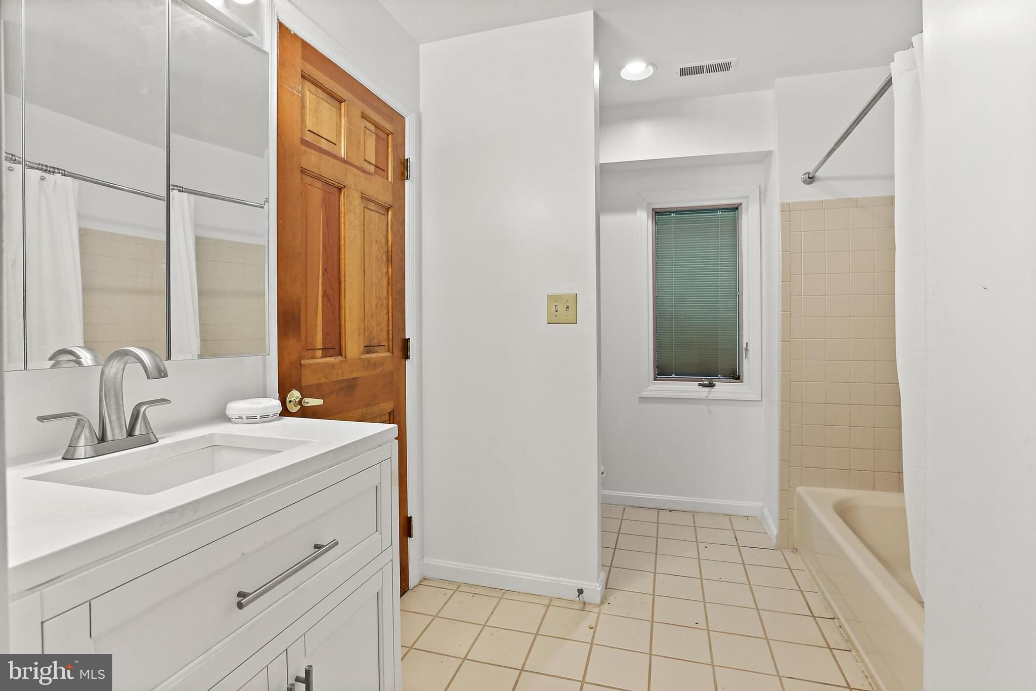 TRIADELPHIA WOODS - Residential Lease