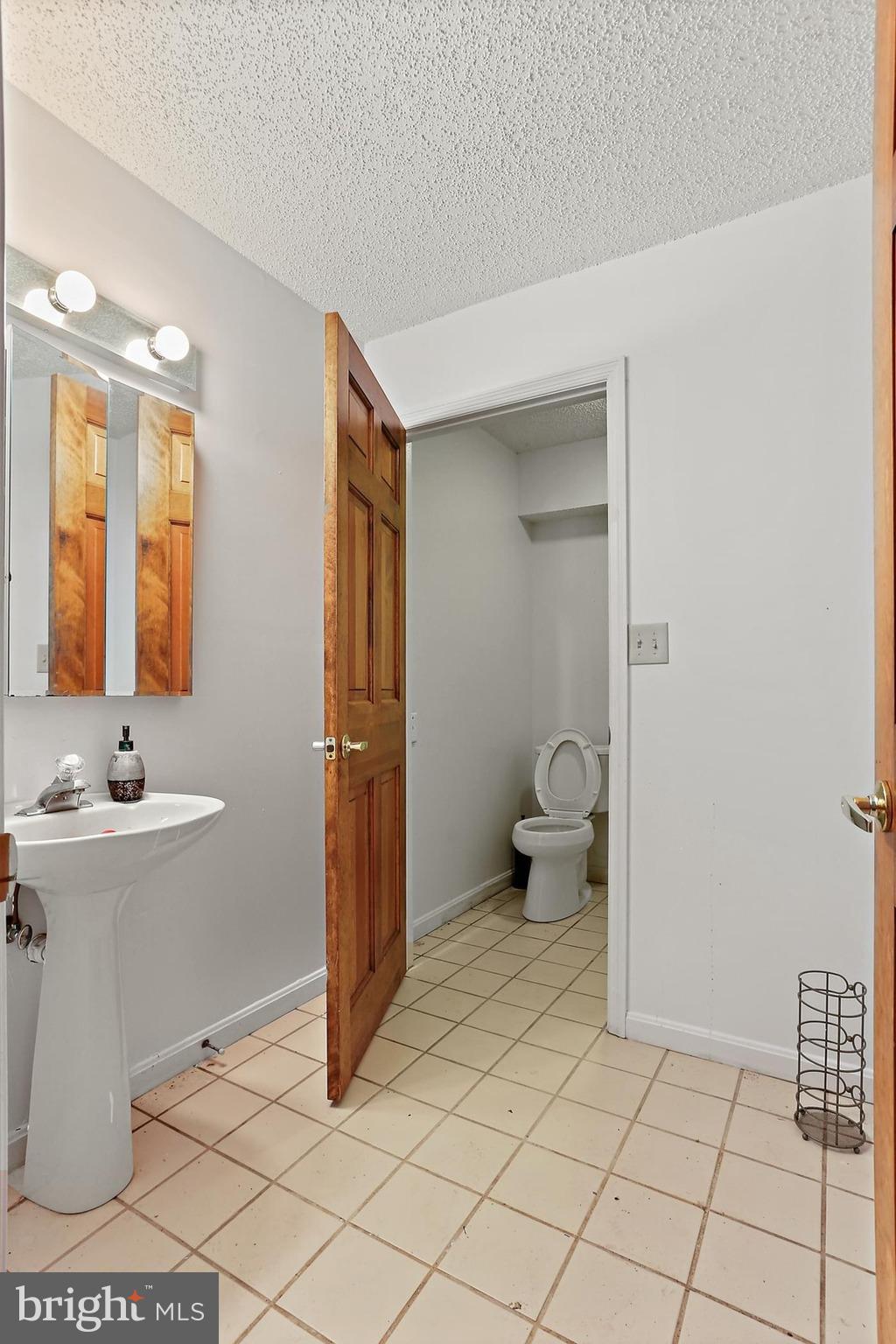 TRIADELPHIA WOODS - Residential Lease