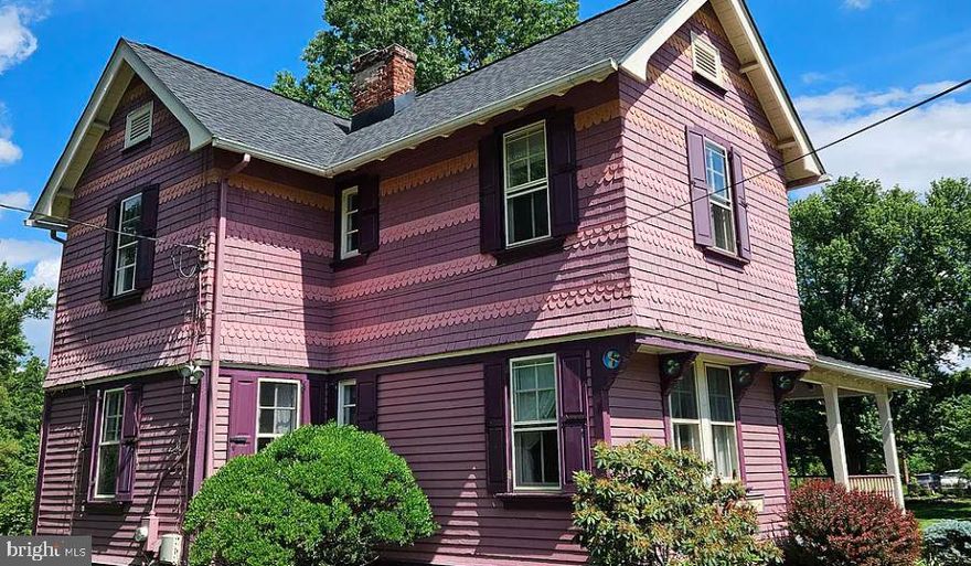 Turn of the century Victorian house located in West Chester. Easy access to Route 202, Delaware, and King of Prussia. 3 bedrooms, 1 bath, deck, front porch. Nice yard. gas heat, washer/dryer. Central air-conditioning. West Chester school district. A must see! No smoking, No pets.