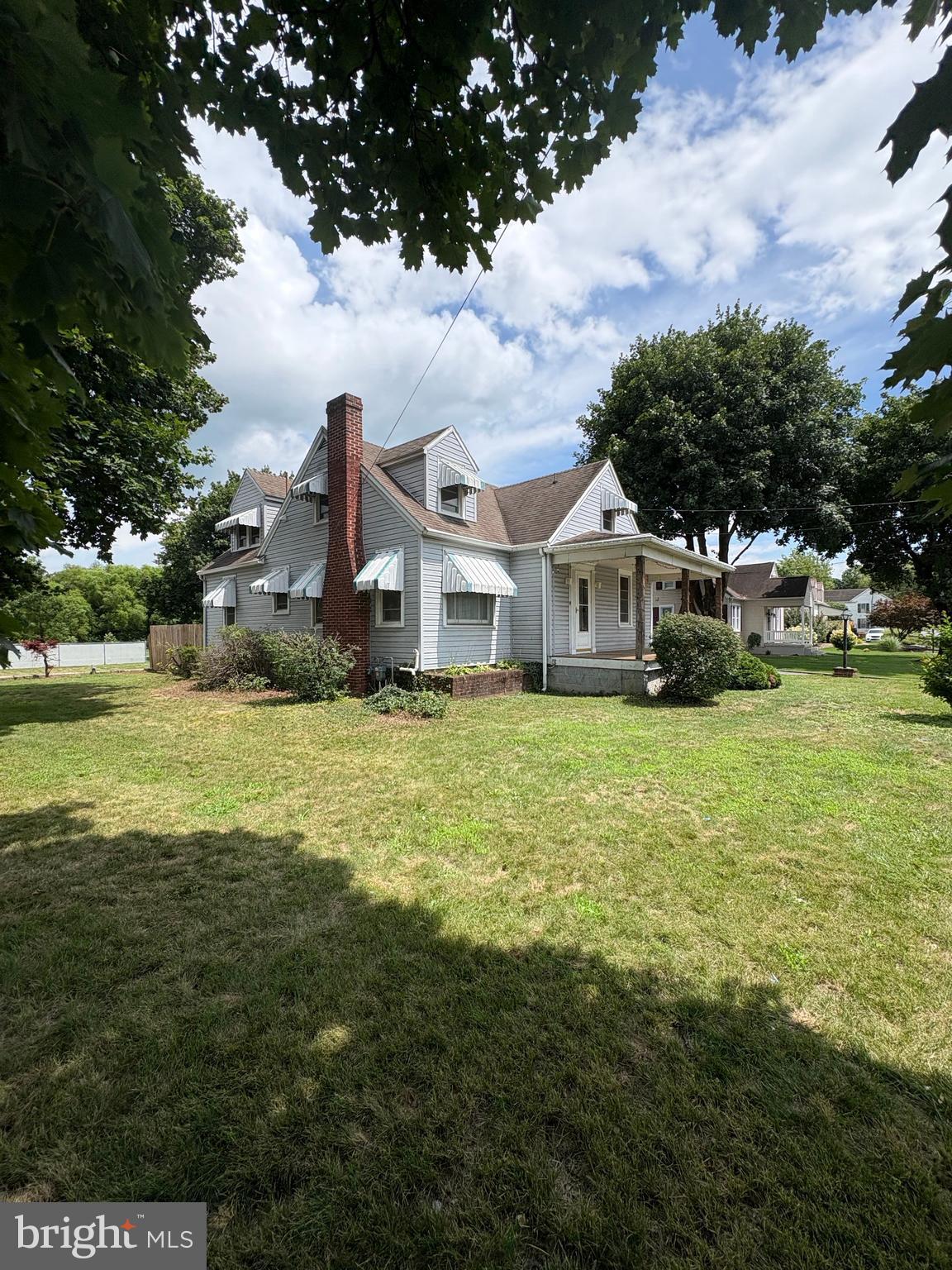 Newly renovated house in great location next to youth baseball field, close to restaurants and shopping. Corner lot, fence yard, move in ready. Price negotiable, motivated sellers.