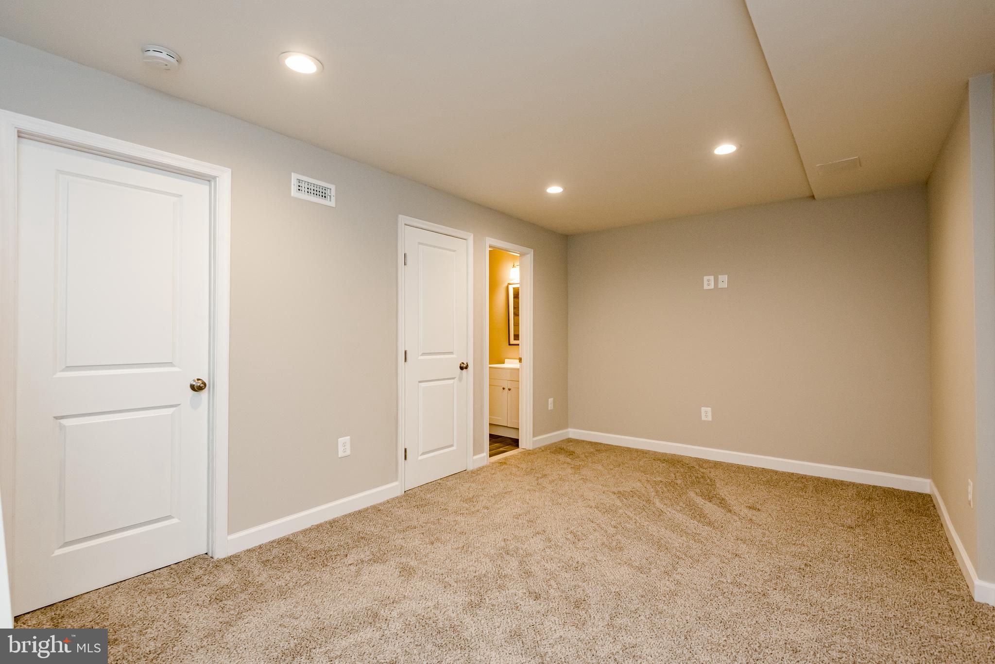 SCHOOL GARDENS - Residential