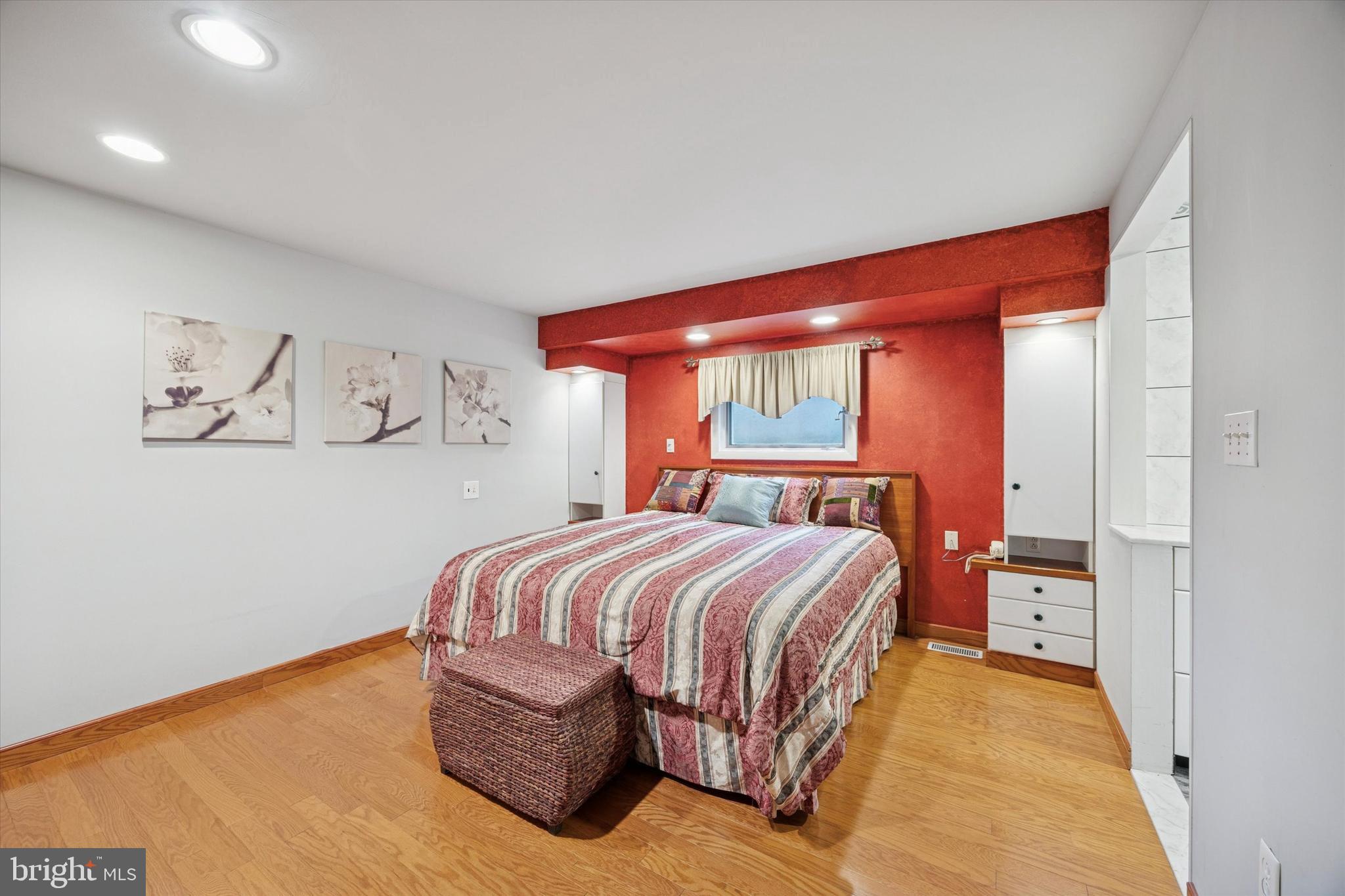 SCHOOL SIDE MANOR - Residential