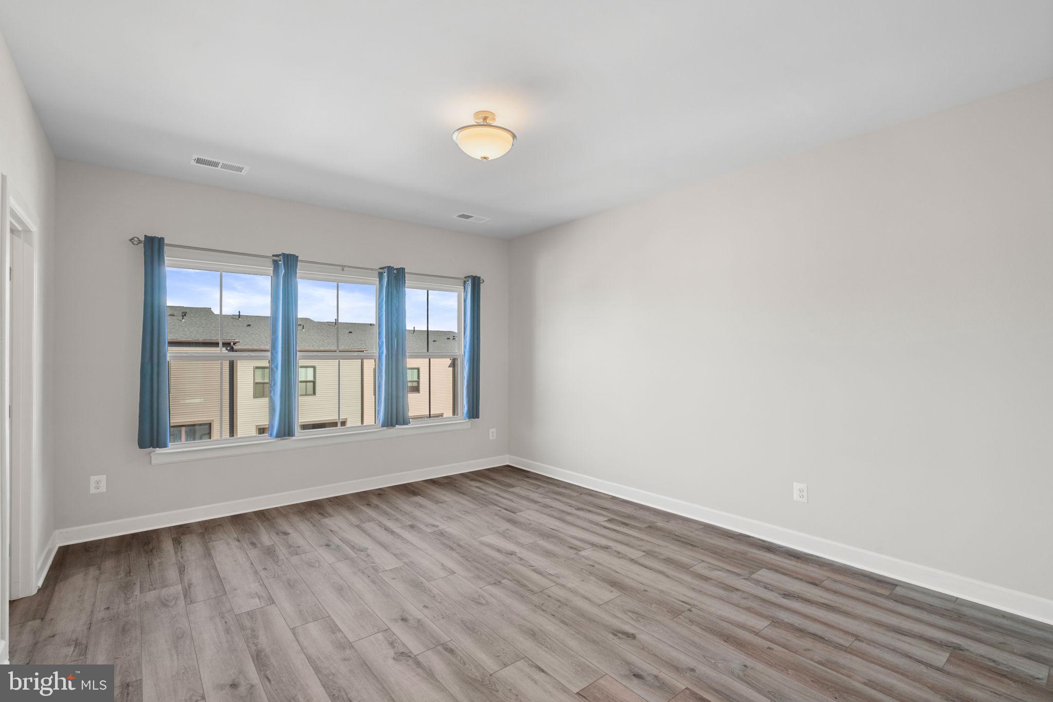 METRO ROW - Residential Lease