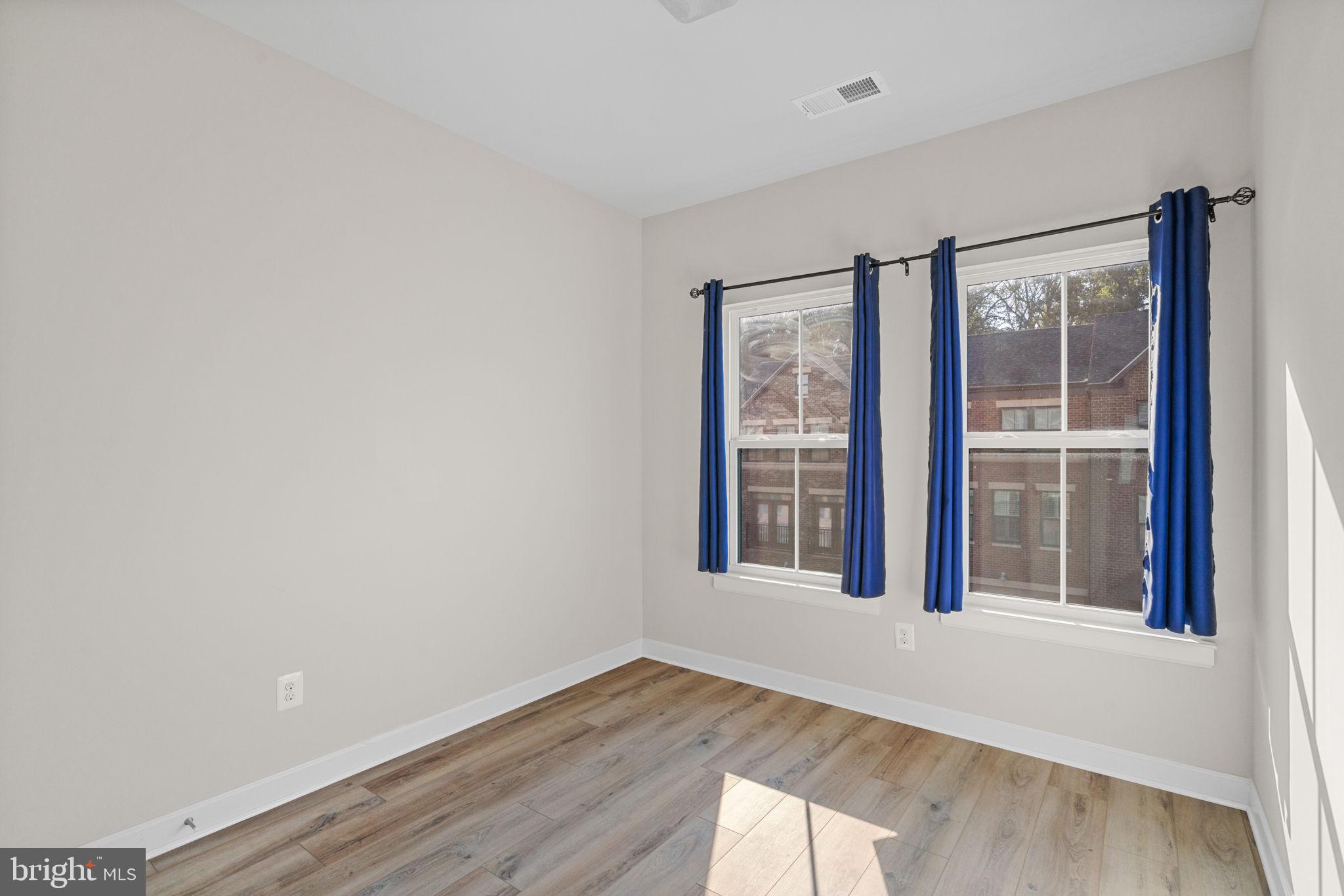 METRO ROW - Residential Lease