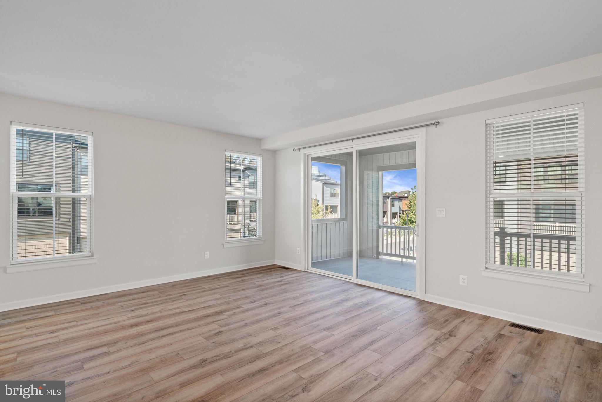 METRO ROW - Residential Lease