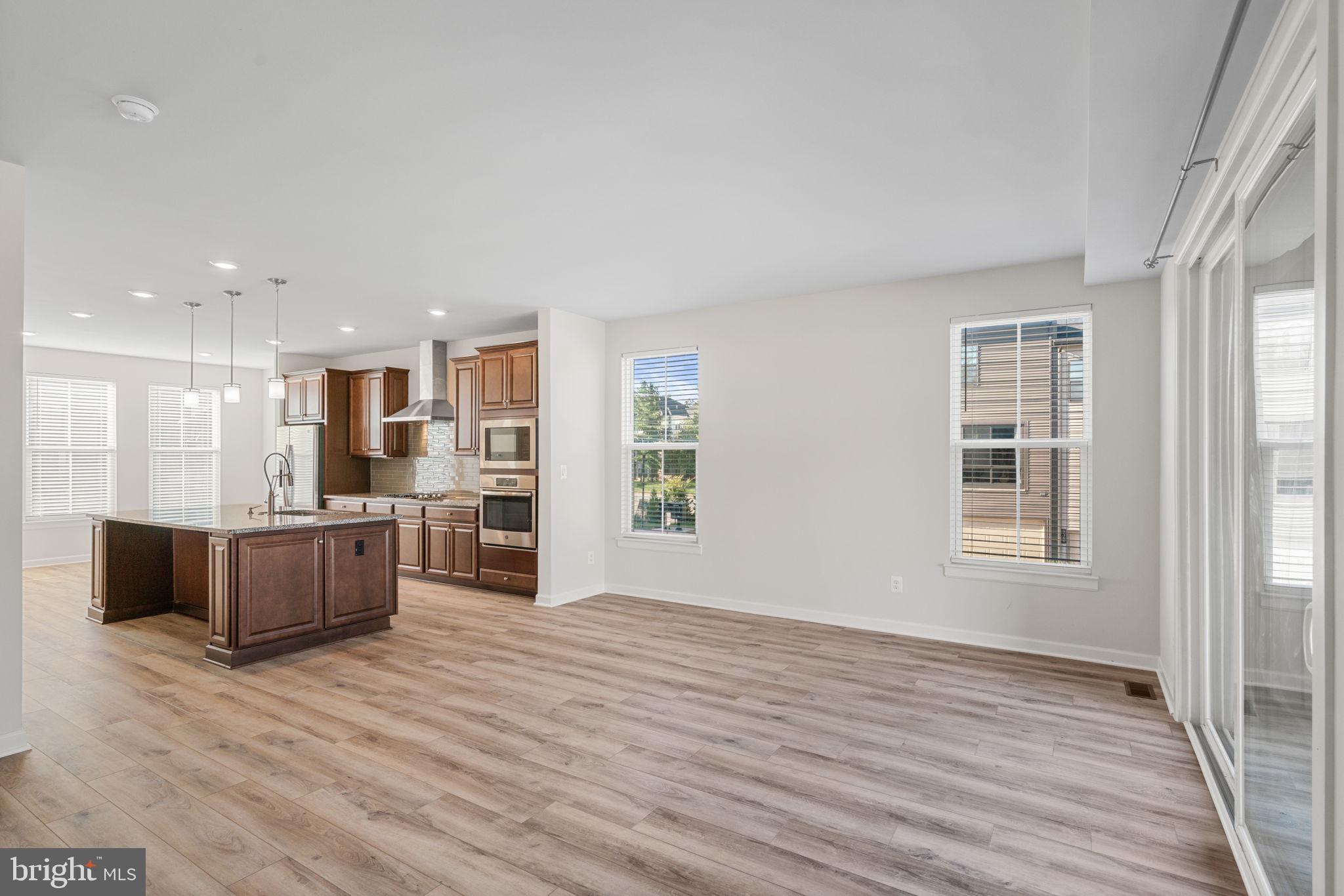 METRO ROW - Residential Lease