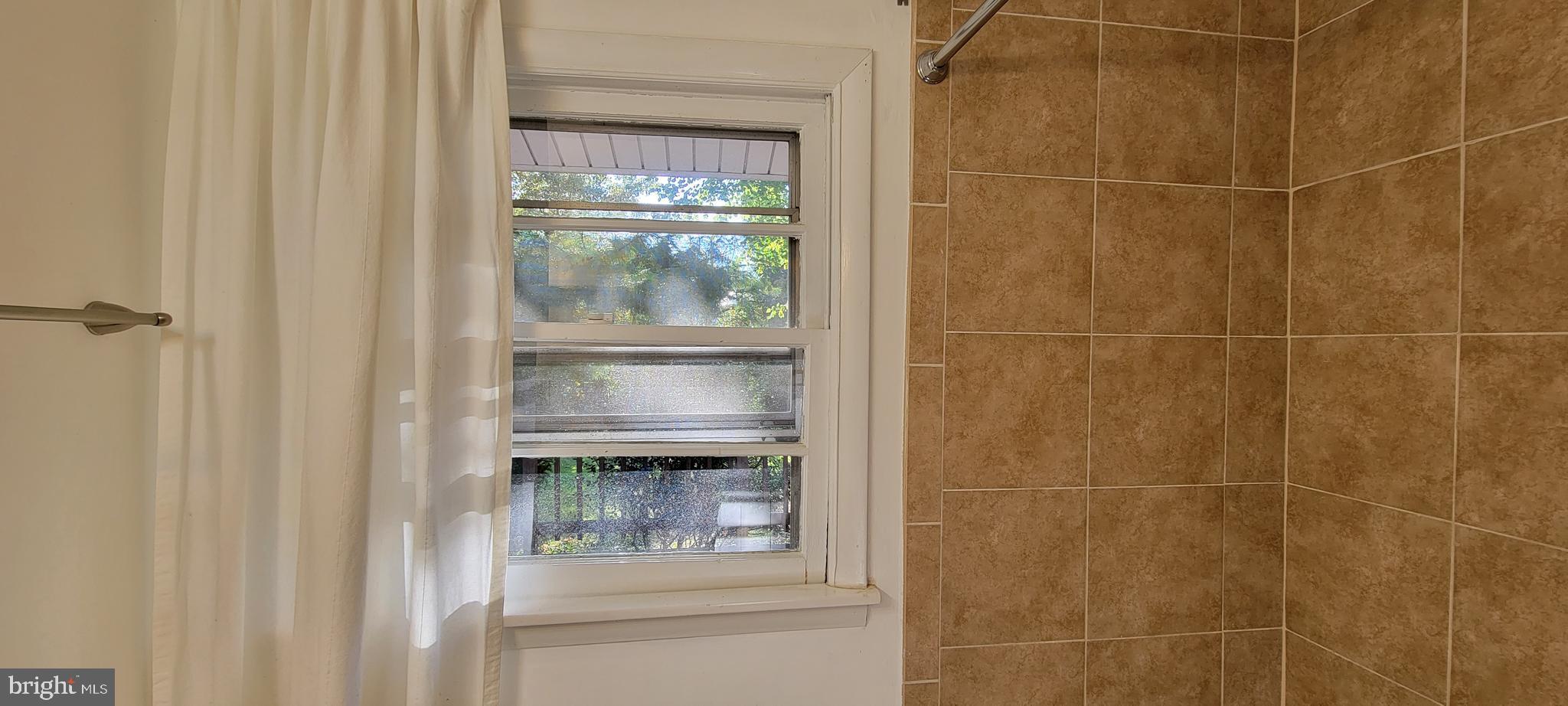 VIENNA WOODS - Residential Lease