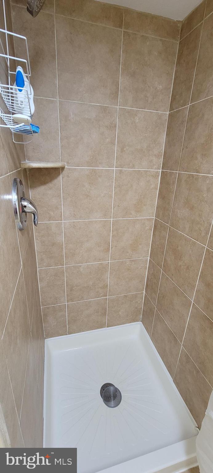 VIENNA WOODS - Residential Lease