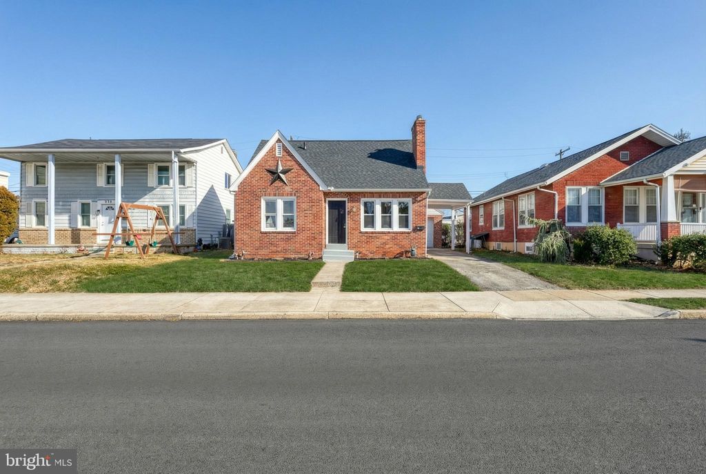 Photo of 327 Norway Street, YORK, PA 17403 (MLS # PAYK2096100)