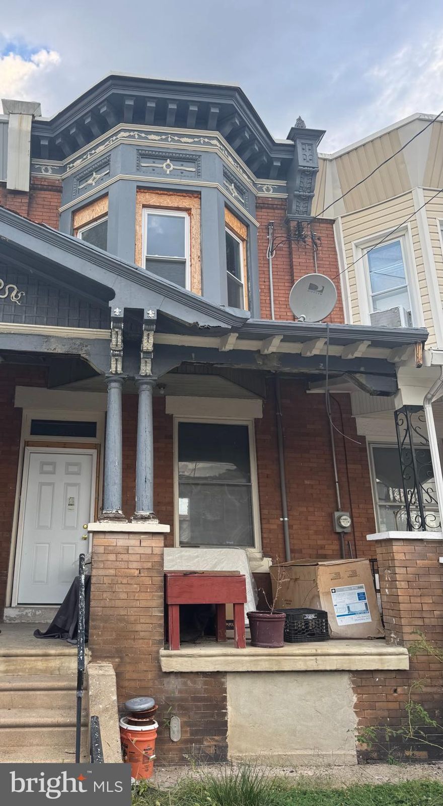 Calling all Cash Buyer Investors ONLY!!!! This
Multi-Family 2 unit duplex is underway. This
property features 2 units - 1 (1 Bedroom, 1 bath) -
1 (2bedrooms, 1 Bath). Rents after total repair at
upwards of $2,800.00. This is an ideal buy and
hold for investors adding more passive income to
their portfolio. Seller has completed about 85% of
the top floor unit. 1st floor is about 50%
completed. All new flooring and recess lighting
completed for both units. ARV for complete flips
at 190,000.00 to 200K+