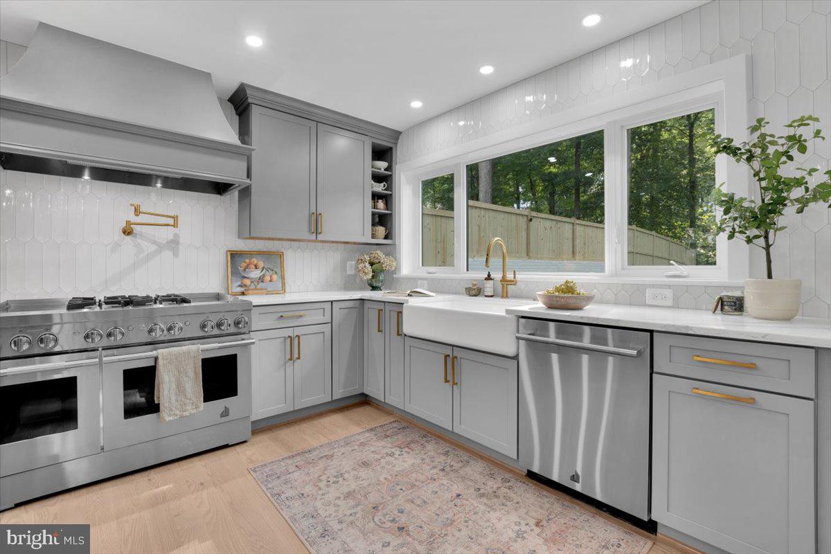 LEE HEIGHTS - Residential