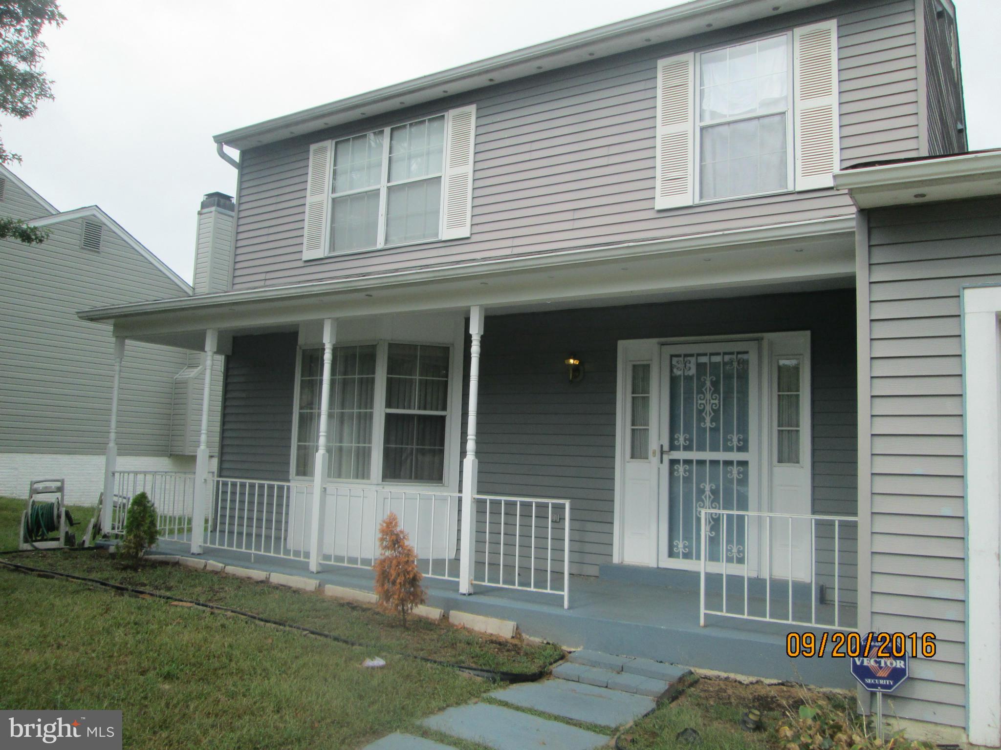 Detached Family home 1850 sq ft 3 Bedrooms and 2 Full baths ABUNDANT LIVING SPACE HERE w/Sep Liv Rm & Elegant Lighting Din rm & Foyer, Fam rm w/frplc & hrdwd flrs, Generous Kit. w/storage galore, Relaxing Snrm Off Main level, great layout Lwr Lvl w/2 Rms f/possible 5 Bdrms, Den and finished basement