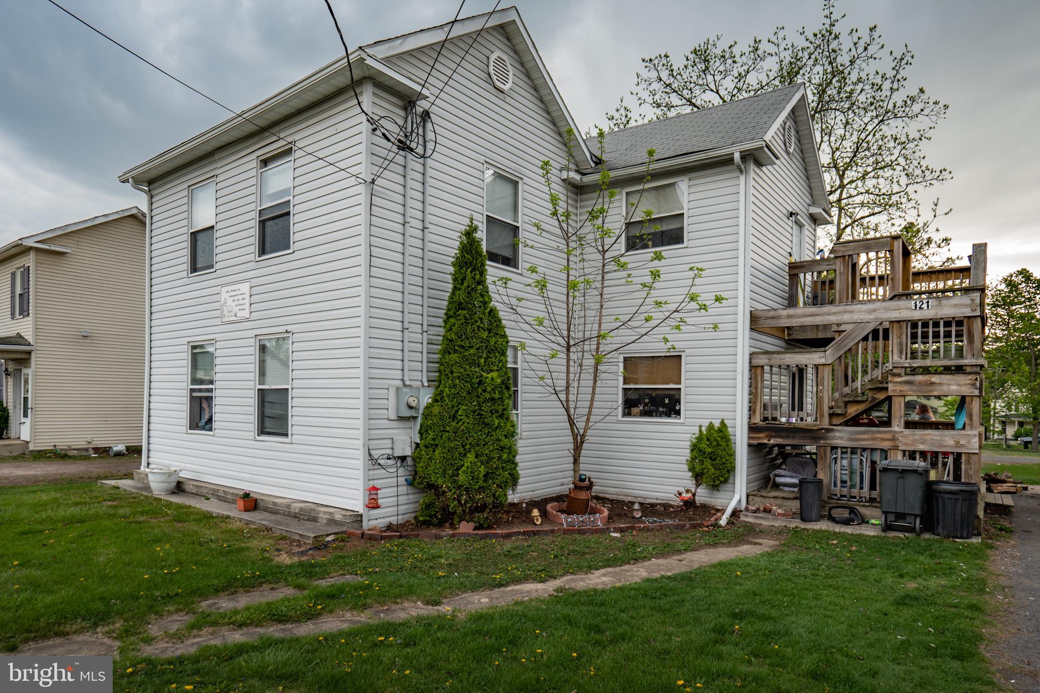 Main image without alt text