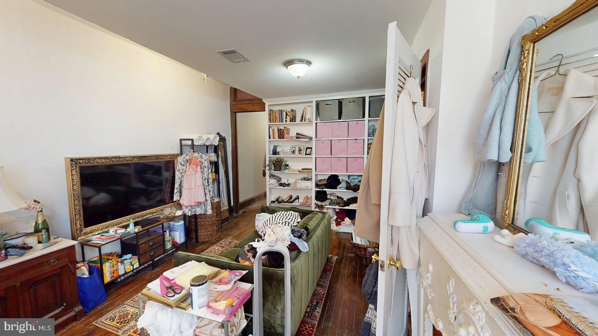 318 MARYLAND AVENUE NE - Photo 2