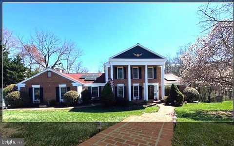 Photo of 4709 Randolph Ct, ANNANDALE, VA 22003 (MLS # VAFX2299338)