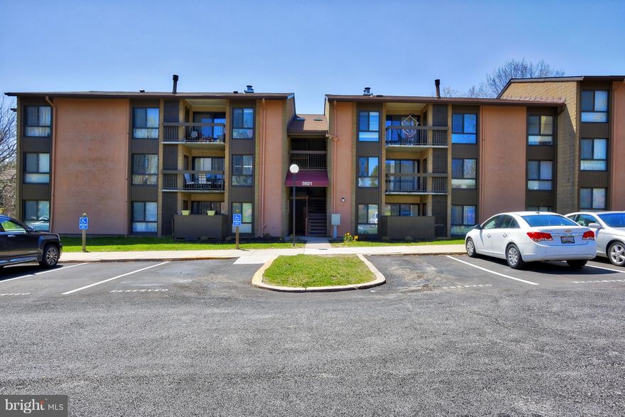 Unique 3 Bed/2 Bath Top Floor Unit ,3rd Bedroom has been Converted to Additional WIC & Dining Area. Can be re-designed to Full 3 Bedroom if preferred. Fresh Paint, Newer Carpet Throughout...BONUS..Washer/Dryer inside Unit. Ample Kitchen Space with added Island. New Laminate Kitchen Floor. Centrally located to Byways,Highways, Shopping, Rec. & Entertainment Venues.NOTE: Condo Fee Incl. Gas & Water.