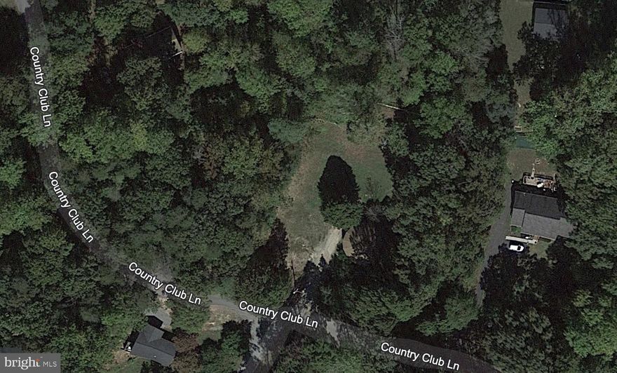 Gorgeous lot to be built on in Caroline Pines, evaluated at 3-bedroom conventional drain-field. Minutes away with access to I-95 for an easy commute, north or south.