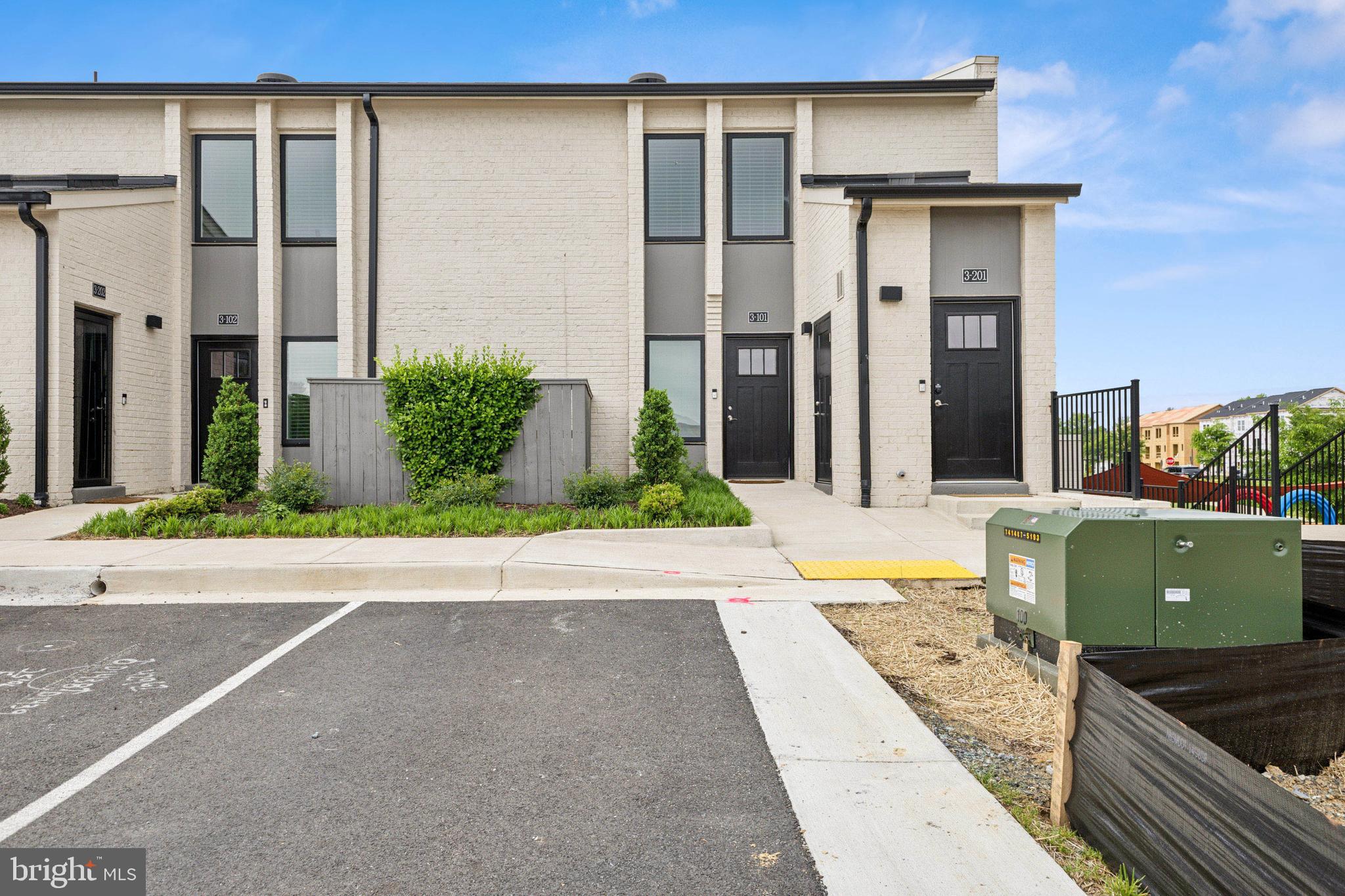 MONTGOMERY VILLAGE - Residential Lease