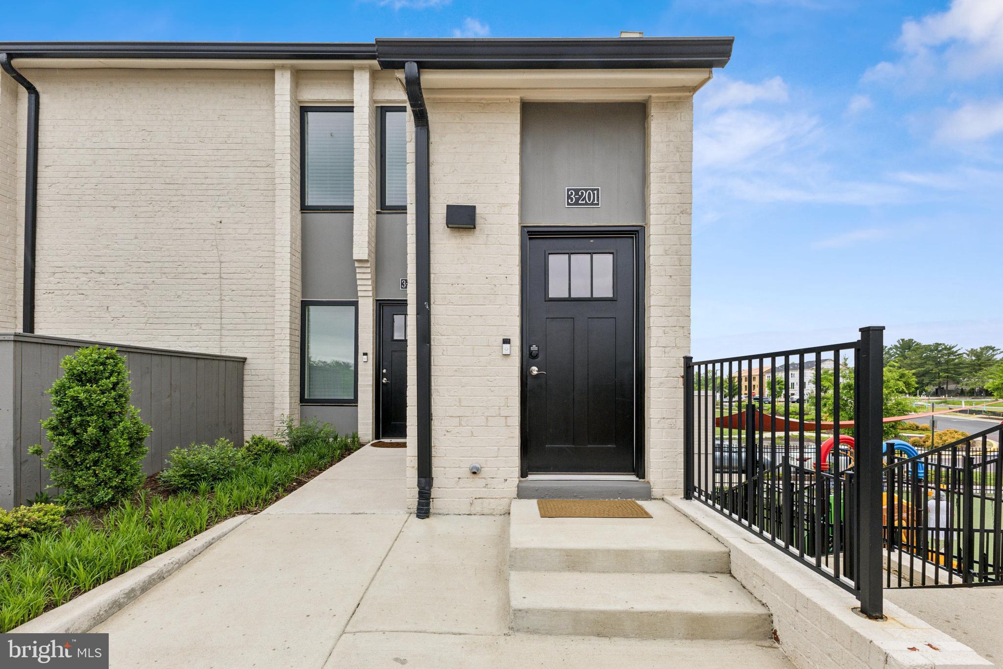 MONTGOMERY VILLAGE - Residential Lease