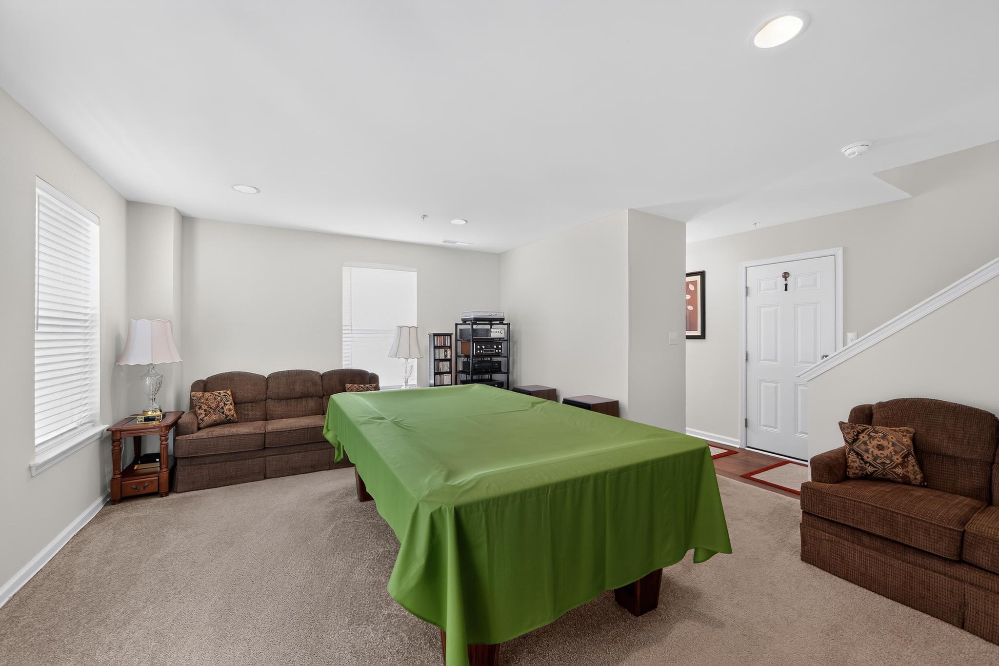 1047 CHAPMAN CIRCLE