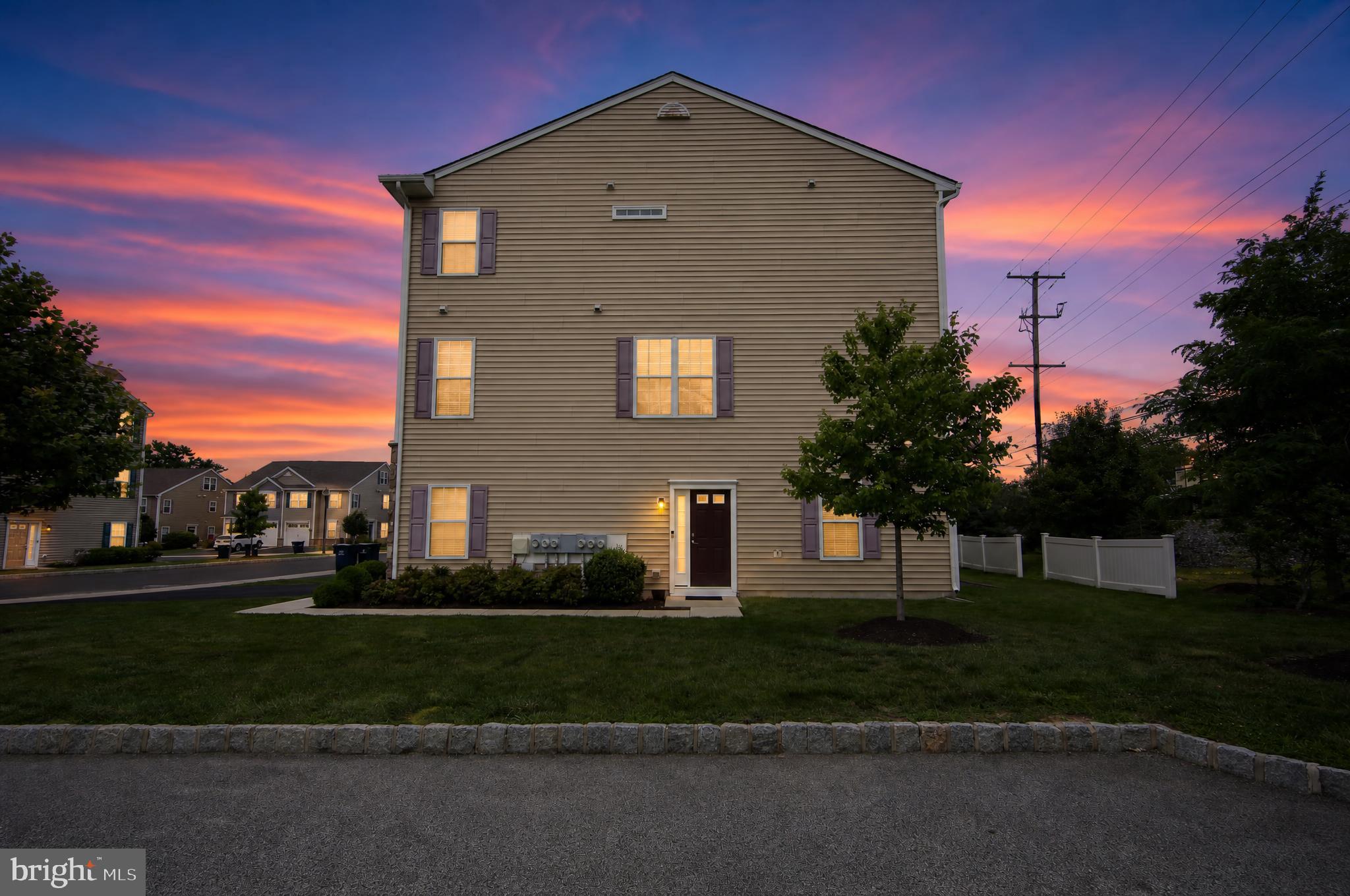 1047 CHAPMAN CIRCLE
