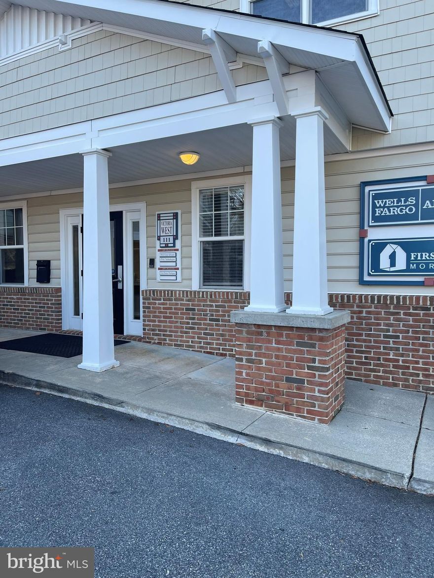 Turn Key 1st Floor unit with 5 offices and a conference room, completely renovated, partially furnished ready for a tenant.  Great location to courthouse, downtown restaurants, and shopping.  Motivated to get unit occupied call today for your personal showing.