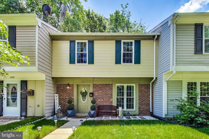 Home sweet home!!! Gorgeous brick 2 level town home! Fully renovated with dream kitchen, stainless appliances, granite counters, glass back splash. laminate flooring, bathroom with ceramic title flooring, granite vanity, new A/C unit and a great landscaping with fenced in back yard.

The deadline for all offers is Tuesday Jan 21 at 12pm.