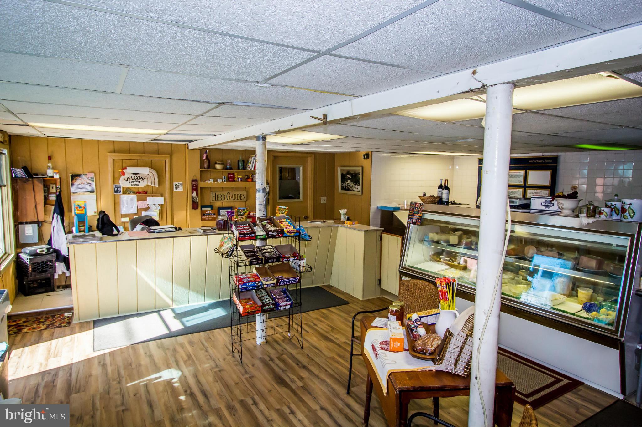 QUAKER NECK - Commercial Sale