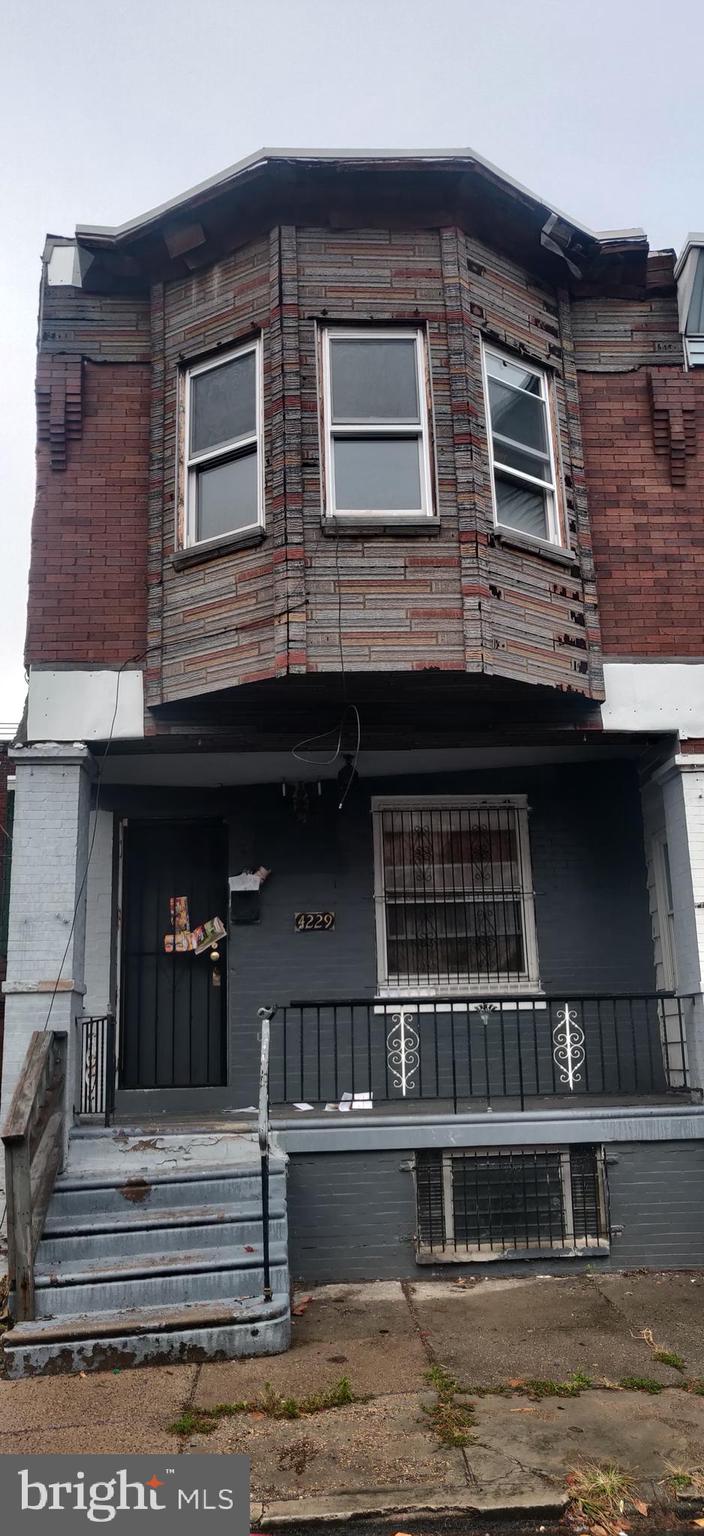2 BED/1 BATH READY for a light rehab
The house is in a good location and will need rehab. All offers will be presented, property is sold in as is condition, buyer is responsible for u/o, deposit of $2500 must be made within 3 days of signed agreement of sale. Th is property can close quickly