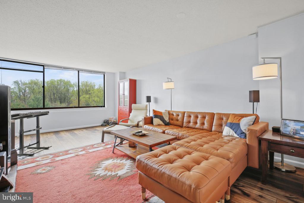 10101 GROSVENOR PLACE 917
