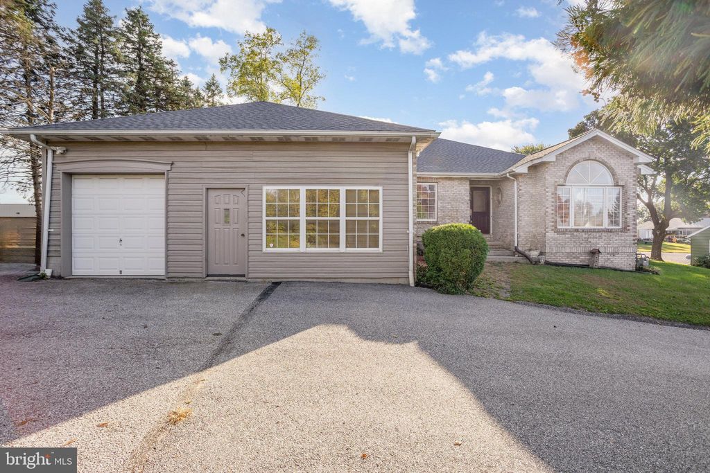 Photo of 950 Cape Horn Road, YORK, PA 17402 (MLS # PAYK2091030)