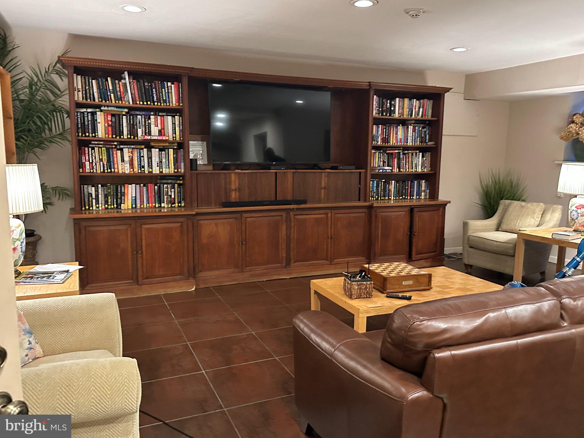 WYNNEWOOD PLAZA - Residential