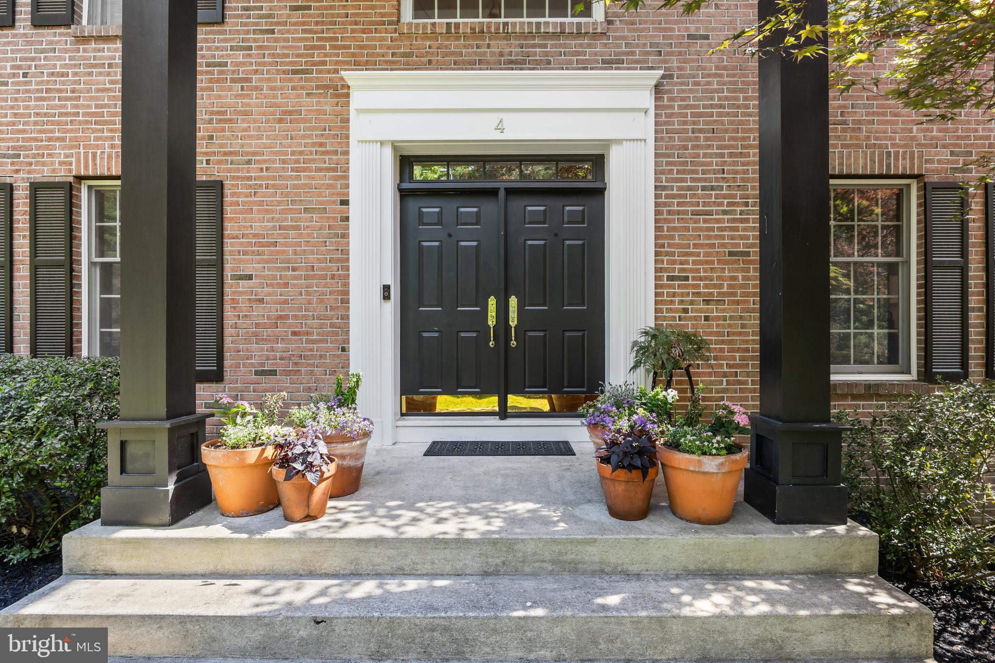 4 IRONGATE LANE