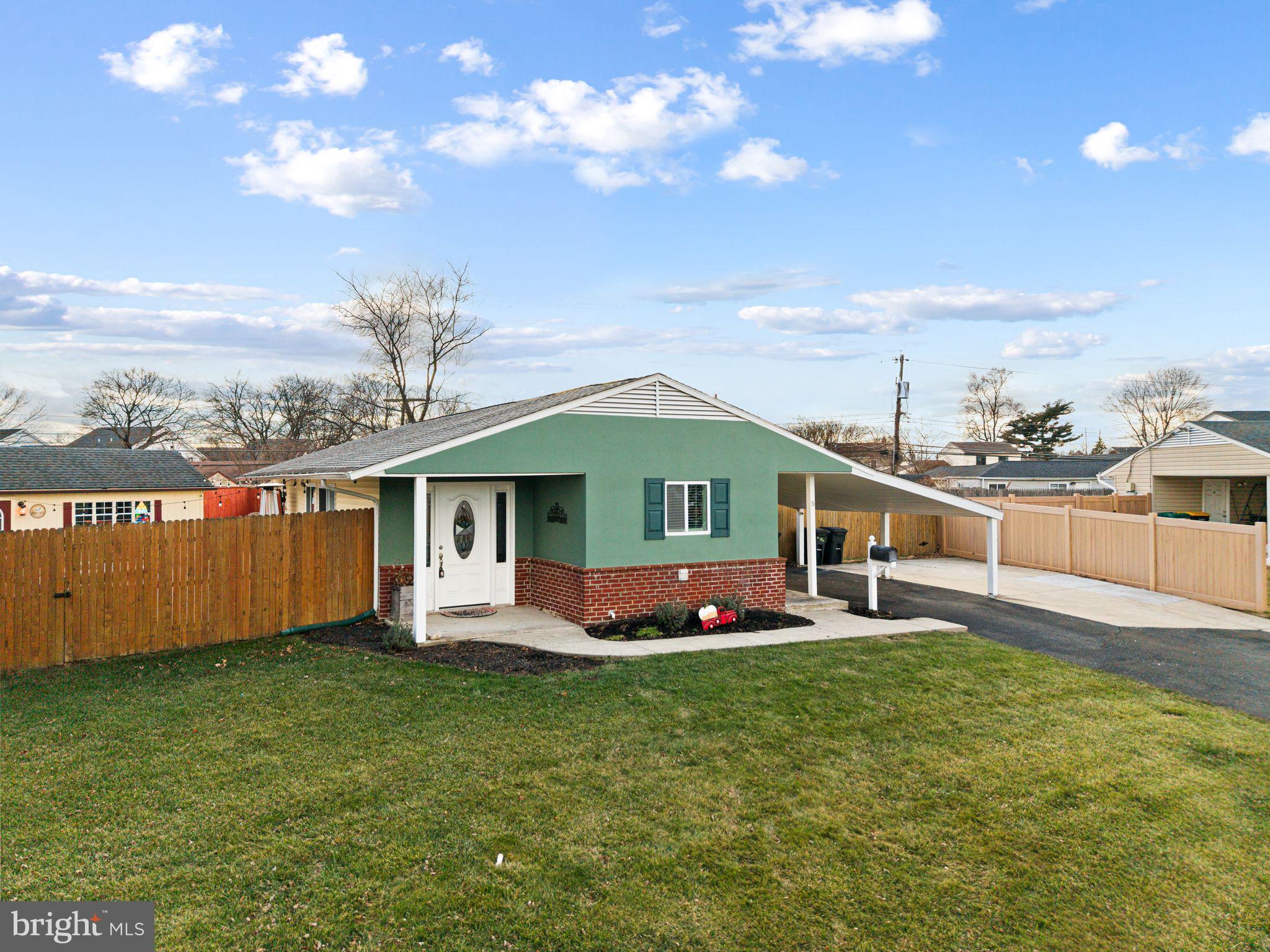 LEVITTOWN - Residential