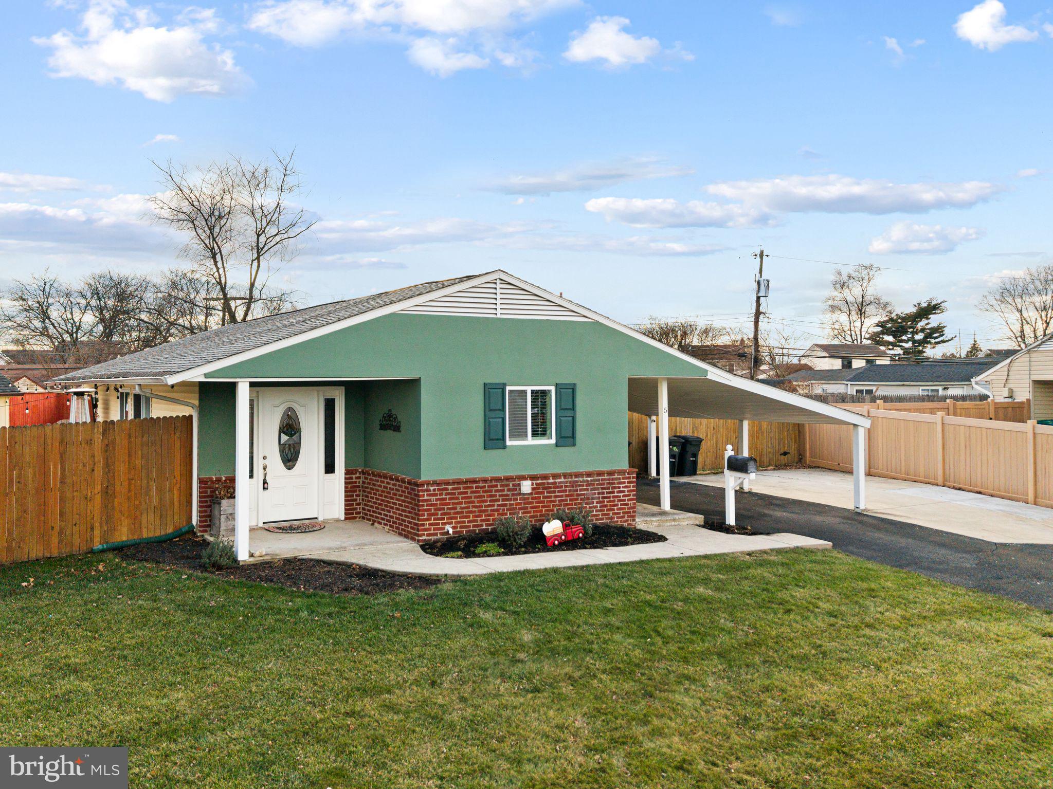 LEVITTOWN - Residential