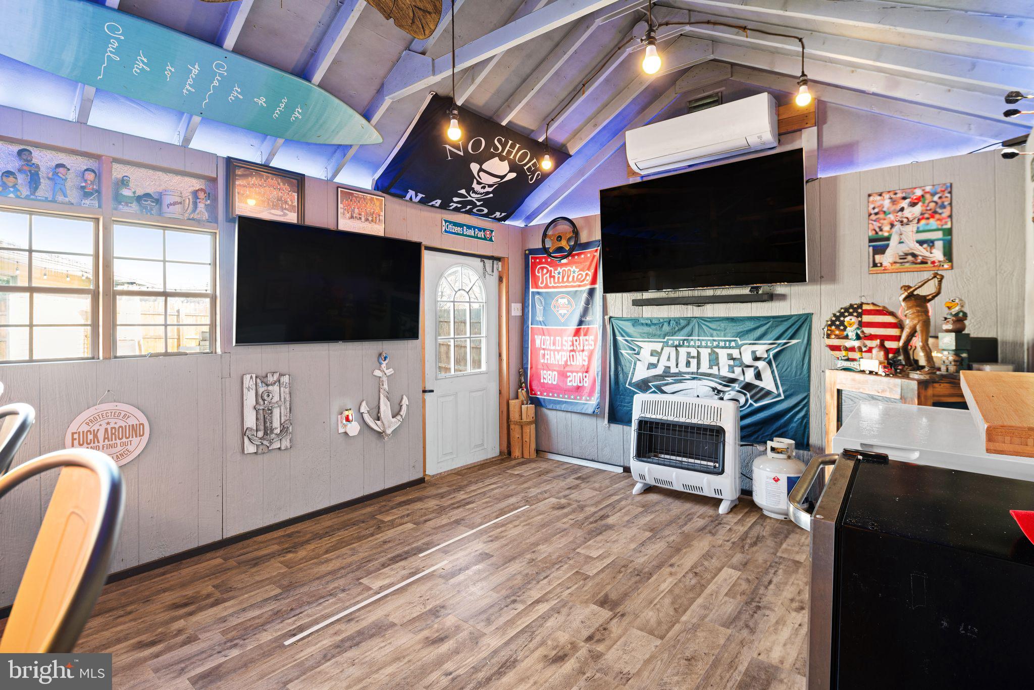 LEVITTOWN - Residential