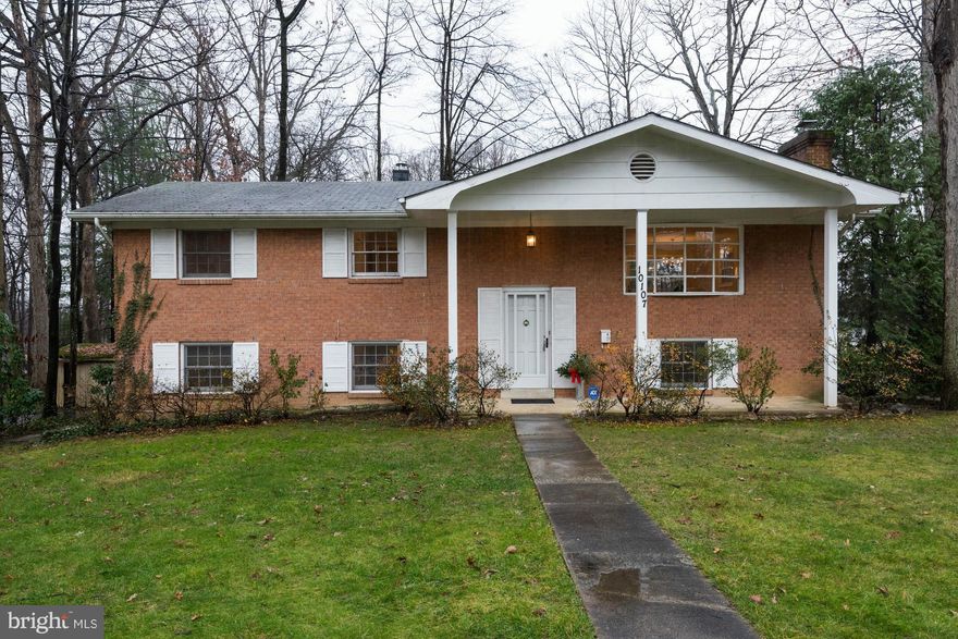 Open House, Saturday, 5/14, 1-4pm. Well maintained brick home w/refinished hardwood floors & fresh paint. Upper level only, but lots of space, offering 3 beds, 3 baths, full kitchen, washer/dryer, huge deck, lots of parking. Great 1/3-acre corner lot on quiet cul-de-s & mature trees. Great location close to Old Town Fairfax City, GMU, 495/50/29 &Vienna Metro. Public Transportation nearby.